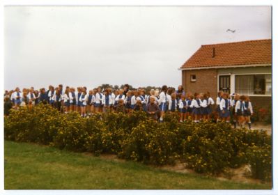 02   Feest nieuw sportveld   optocht korfballers op de Terpen   1973