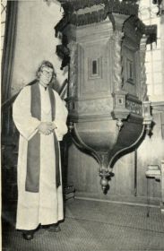 K 02   c   Bisschop van Noord Friesland is predikant in het wit   Ds Denkers  
