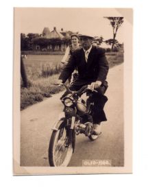 Op de bromfiets   1960