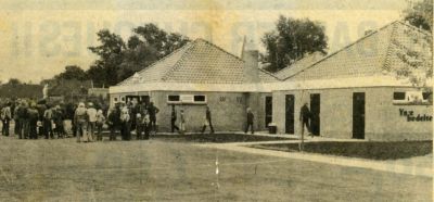 K 05   a   Drie terpjes op sportveld Hantum   1980