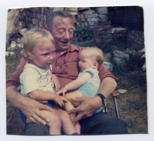 03   Hendrik van der Veen met kleinkinderen Bauke en Jessica