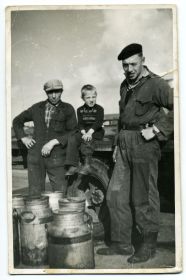 06   Melkrijder Hendrik van der Veen  li  met Hendrik jr.  mi  en Sape  re 