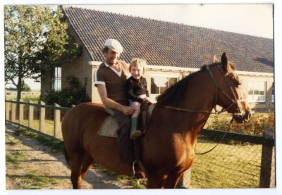 20   Bauke van der Veen bij Botte de Vries op het paard ong. 1980