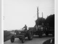 04   H. v.d. Veen   melkrijder met tractor bij de brug in Hantum op naar Hiaure