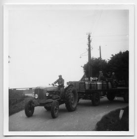 04   H. v.d. Veen   melkrijder met tractor bij de brug in Hantum op naar Hiaure