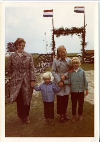 05   dorpsfeest 1972   Tjetje Yntema  Kornelis  Grietje en Klaske