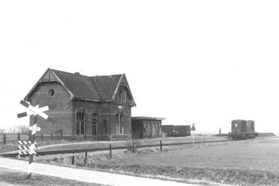 Een sfeervolle opname van Hantum  bij Dokkum  met locomotief 2420 van de hand van Roef Ankersmit op 4 april 1958