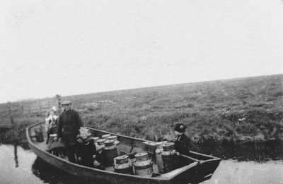 De eerste melkvaarboot met Iebe Soepboer