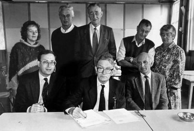 stichting dorpshuis hantum   ondertekening akte betere foto