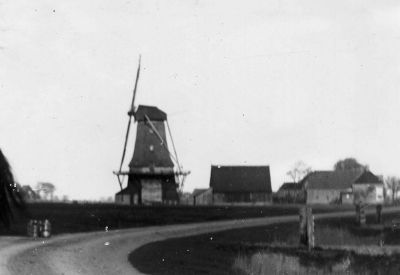1126 dorpsgezicht Hantum met molen